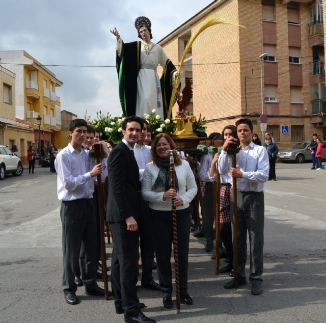Alumnos del colegio San Pedro Apóstol trasladan en procesión la talla de San Juan - 3, Foto 3