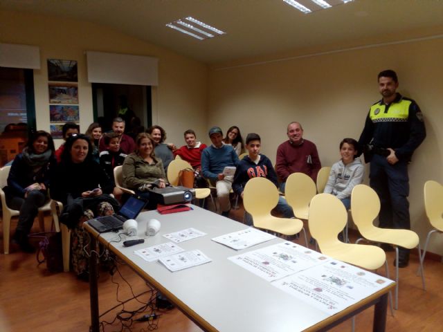 La Escuela de Familia aborda el peligro del uso descontrolado de las tecnologías de la información por los más jóvenes - 1, Foto 1