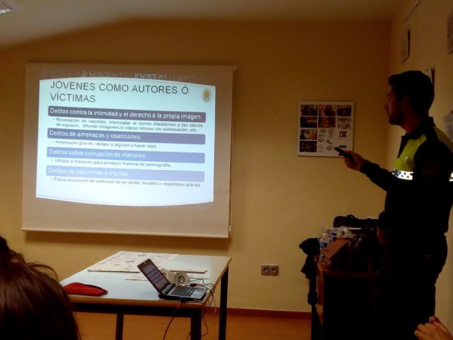 La Escuela de Familia aborda el peligro del uso descontrolado de las tecnologías de la información por los más jóvenes - 2, Foto 2