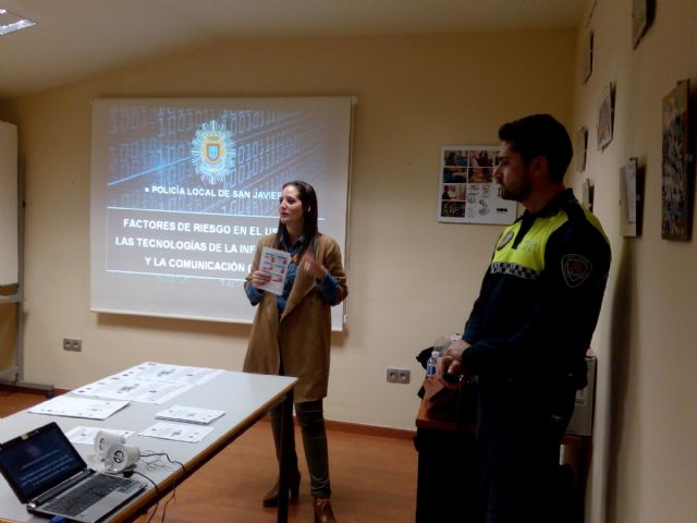 La Escuela de Familia aborda el peligro del uso descontrolado de las tecnologías de la información por los más jóvenes - 3, Foto 3