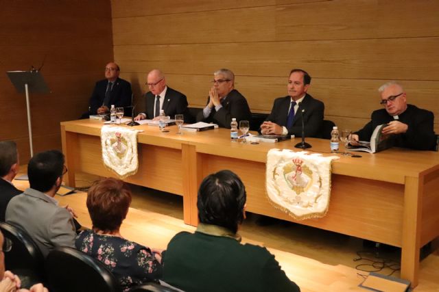 La Cofradía del Resucitado presenta un libro que recoge sus 75 años de historia procesionista - 1, Foto 1