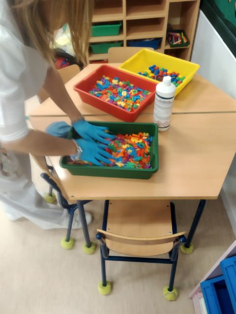 Educación intensifica las labores de limpieza y desinfección en los centros durante el periodo de aislamiento - 1, Foto 1