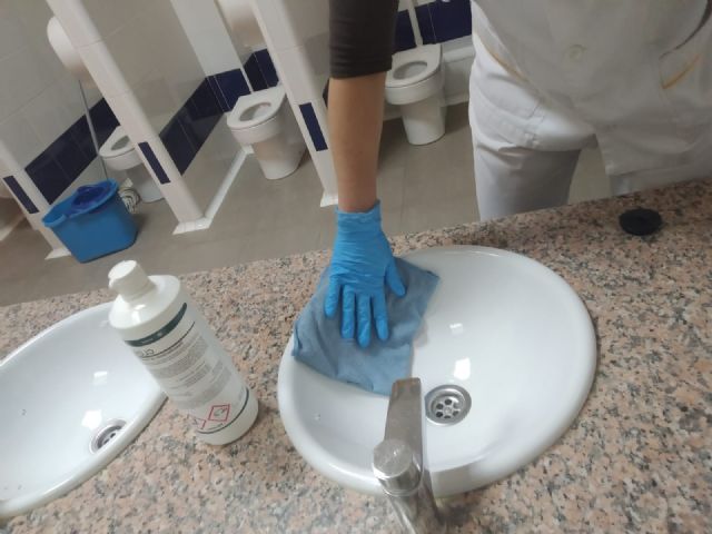 Educación intensifica las labores de limpieza y desinfección en los centros durante el periodo de aislamiento - 2, Foto 2