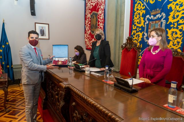 Álvaro Valdesueiro toma posesión de su acta de concejal del Ayuntamiento de Cartagena - 1, Foto 1
