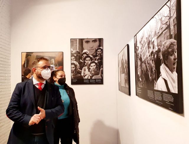 El alcalde de Lorca inaugura la exposición 'Puntos de vista' una muestra organizada con motivo del Día Internacional de la Eliminación de la Discriminación Racial - 1, Foto 1