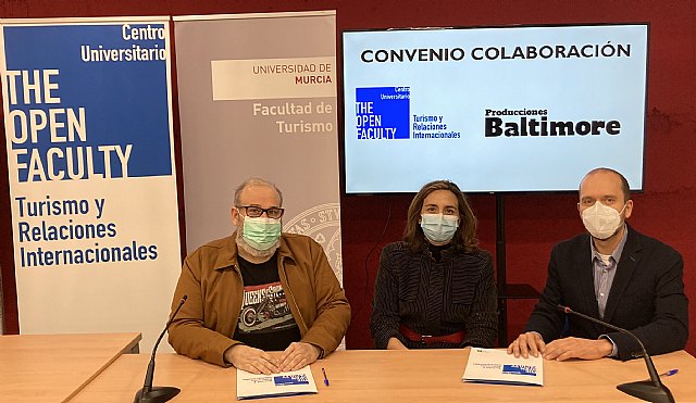 Jesús Pacheco, Onofre Martínez , Pilar López del Comité de Dirección The Open Faculty , con el Director de Baltimore Producciones José Manuel Piñero, Foto 1