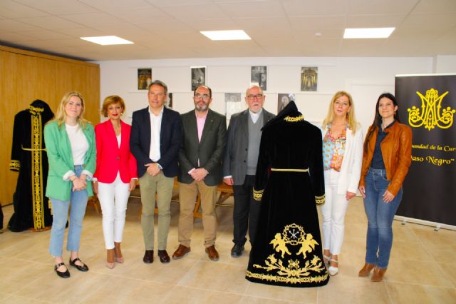 La Hermandad de la Curia amplía su patrimonio artístico con una nueva túnica bordada en terciopelo negro y oro - 1, Foto 1