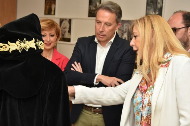 La Hermandad de la Curia amplía su patrimonio artístico con una nueva túnica bordada en terciopelo negro y oro - 2, Foto 2