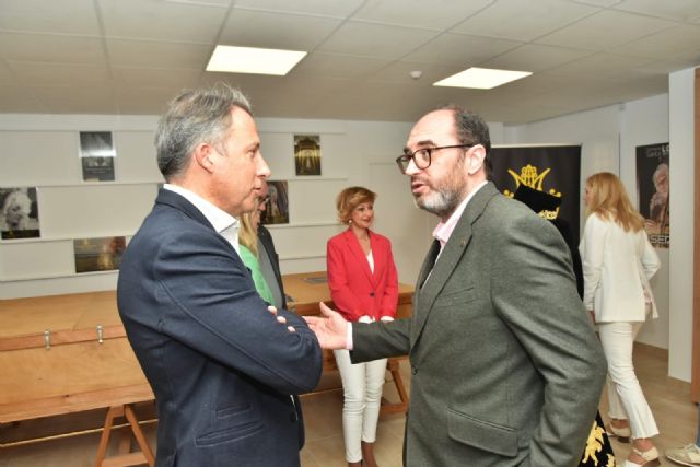 La Hermandad de la Curia amplía su patrimonio artístico con una nueva túnica bordada en terciopelo negro y oro - 3, Foto 3