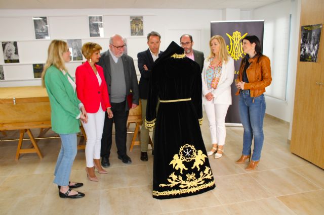 La Hermandad de la Curia amplía su patrimonio artístico con una nueva túnica bordada en terciopelo negro y oro - 4, Foto 4