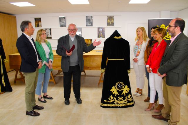 La Hermandad de la Curia amplía su patrimonio artístico con una nueva túnica bordada en terciopelo negro y oro - 5, Foto 5