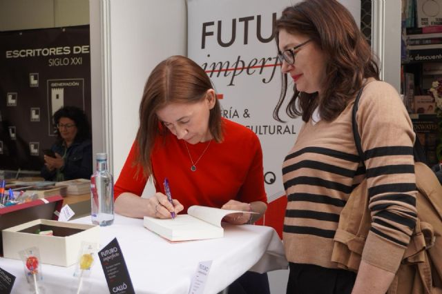 15.000 visitantes acuden a la Feria del Libro de Lorca, que alcanza los 1.300 ejemplares vendidos en su primera edición - 1, Foto 1