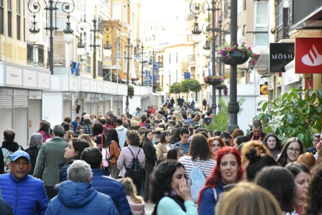 15.000 visitantes acuden a la Feria del Libro de Lorca, que alcanza los 1.300 ejemplares vendidos en su primera edición - 2, Foto 2