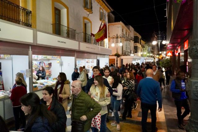 15.000 visitantes acuden a la Feria del Libro de Lorca, que alcanza los 1.300 ejemplares vendidos en su primera edición - 3, Foto 3
