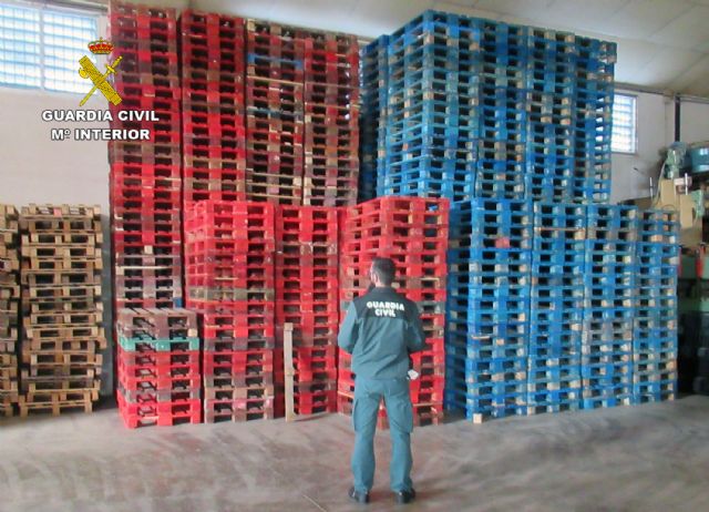 La Guardia Civil recupera 644 palets de madera, valorados en más de 10.000 euros, en una nave de Santomera - 1, Foto 1