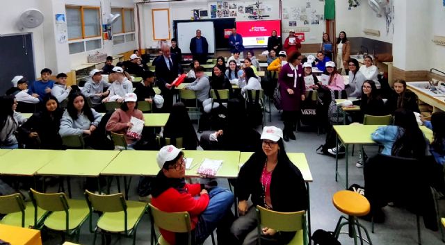 El Icref muestra a medio centenar de estudiantes de Bachillerato cómo identificar mensajes financieros tóxicos en redes sociales - 1, Foto 1