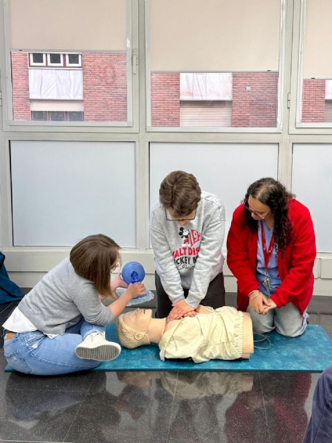 Profesionales de la Clínica Ribera Lorca enseñan técnicas de primeros auxilios a personas con síndrome de Down - 3, Foto 3