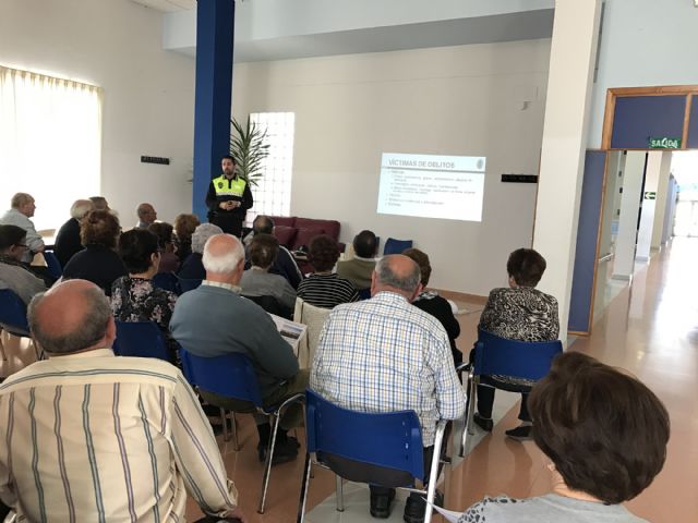 La Policía Local alecciona a los mayores sobre  los delitos frente a los que son más vulnerables - 1, Foto 1