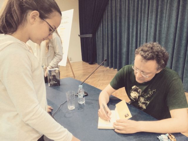 El escritor Luis Leante comparte con 400 alumnos de secundaria su libro Huye sin mirar atrás en un nuevo Encuentro con Autor - 1, Foto 1