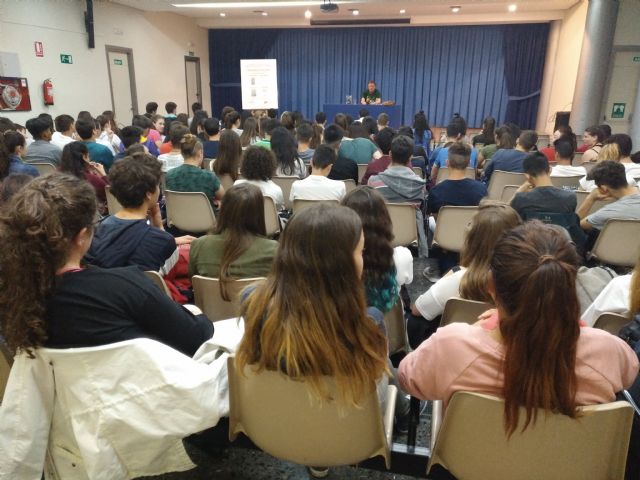 El escritor Luis Leante comparte con 400 alumnos de secundaria su libro Huye sin mirar atrás en un nuevo Encuentro con Autor - 2, Foto 2
