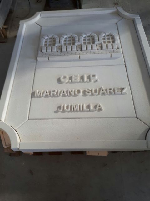 Retirado el escudo franquista de la fachada del Colegio Mariano Suárez - 1, Foto 1