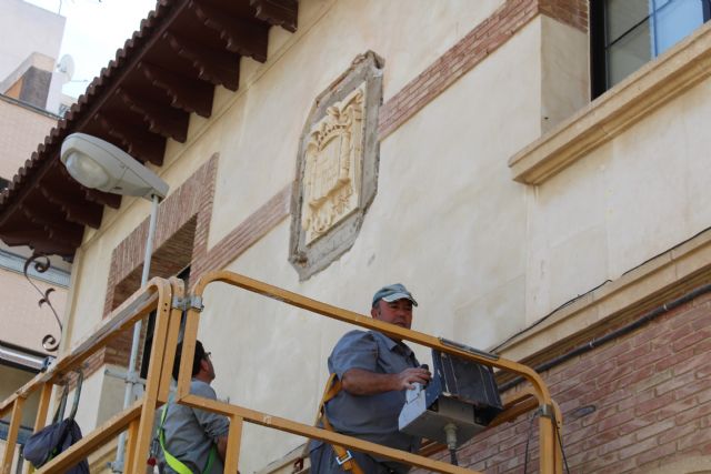 Retirado el escudo franquista de la fachada del Colegio Mariano Suárez - 2, Foto 2