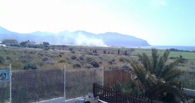 Cs denuncia que otra quema agrícola obliga a los vecinos de Isla Plana a refugiarse en sus casas ante la humareda - 1, Foto 1
