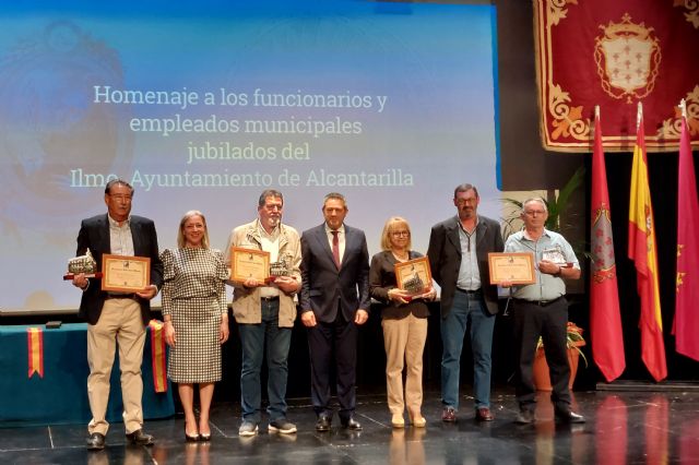 El Ayuntamiento homenajea a empleados ejemplares, funcionarios jubilados y policías locales el día de su patrón - 1, Foto 1