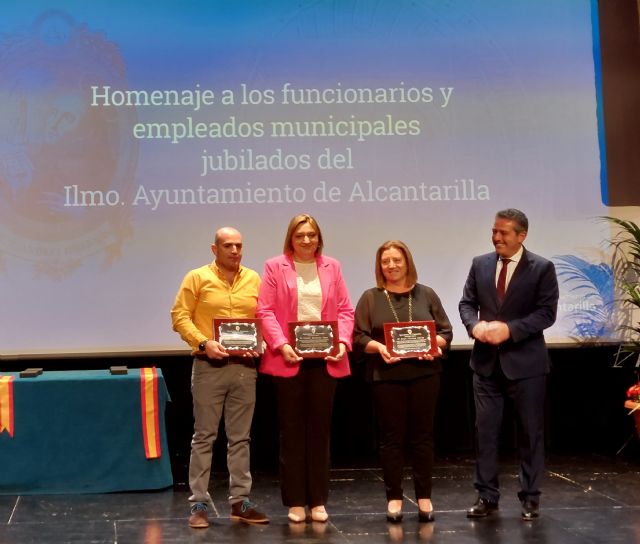 El Ayuntamiento homenajea a empleados ejemplares, funcionarios jubilados y policías locales el día de su patrón - 2, Foto 2