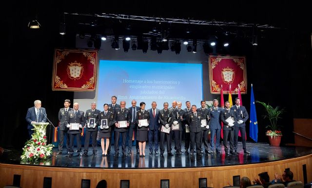 El Ayuntamiento homenajea a empleados ejemplares, funcionarios jubilados y policías locales el día de su patrón - 3, Foto 3