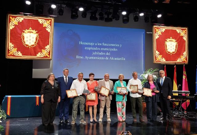El Ayuntamiento homenajea a funcionarios jubilados, empleados ejemplares y policías locales el día de su patrón - 1, Foto 1