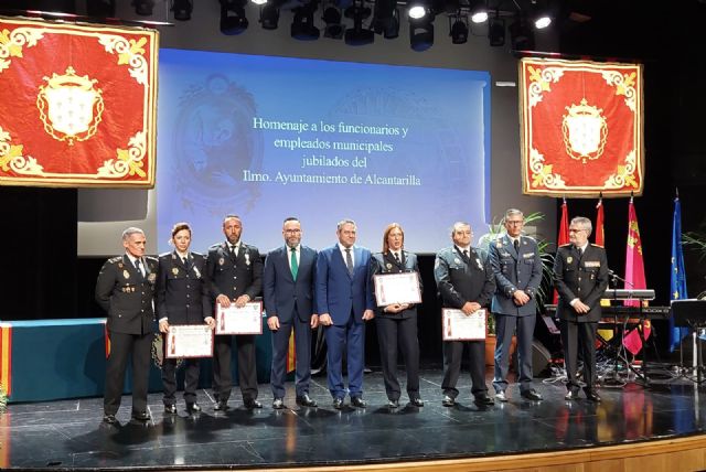 El Ayuntamiento homenajea a funcionarios jubilados, empleados ejemplares y policías locales el día de su patrón - 2, Foto 2