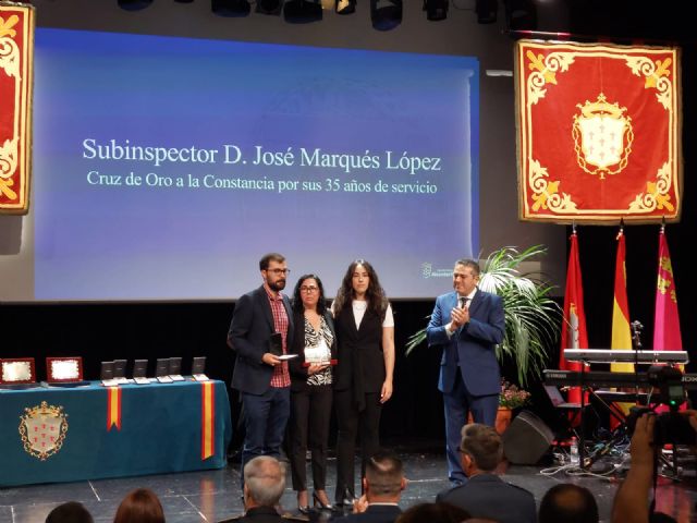 El Ayuntamiento homenajea a funcionarios jubilados, empleados ejemplares y policías locales el día de su patrón - 3, Foto 3