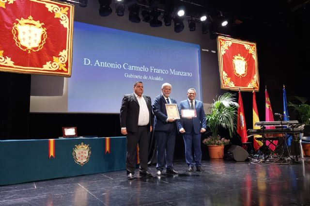 El Ayuntamiento homenajea a funcionarios jubilados, empleados ejemplares y policías locales el día de su patrón - 4, Foto 4