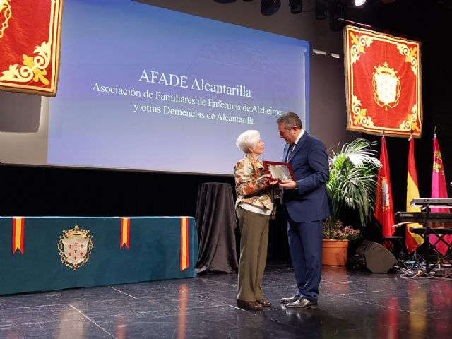 El Ayuntamiento homenajea a funcionarios jubilados, empleados ejemplares y policías locales el día de su patrón - 5, Foto 5