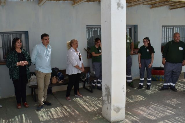 Alumnos del programa mixto de empleo y formación de jardinería mejoran el patio del CAVI - 1, Foto 1