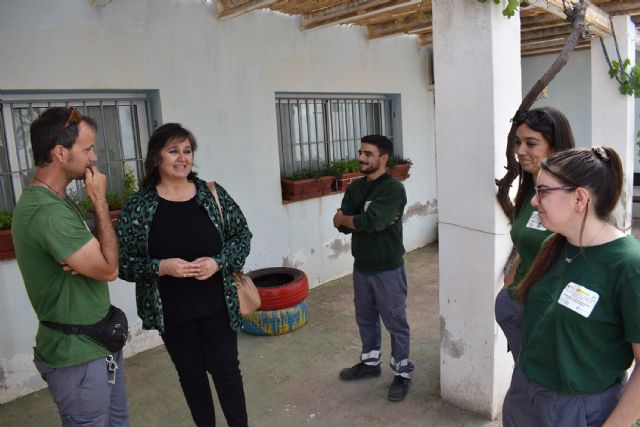 Alumnos del programa mixto de empleo y formación de jardinería mejoran el patio del CAVI - 2, Foto 2