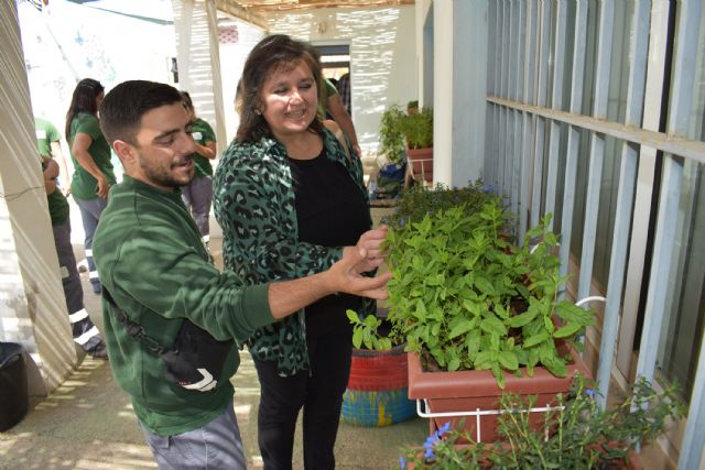 Alumnos del programa mixto de empleo y formación de jardinería mejoran el patio del CAVI - 4, Foto 4