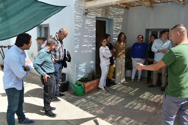 Alumnos del programa mixto de empleo y formación de jardinería mejoran el patio del CAVI - 5, Foto 5