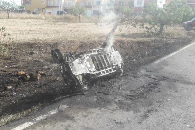 Bomberos de Cartagena extinguen el incendio de un coche eléctrico en Molinos Marfagones - 1, Foto 1