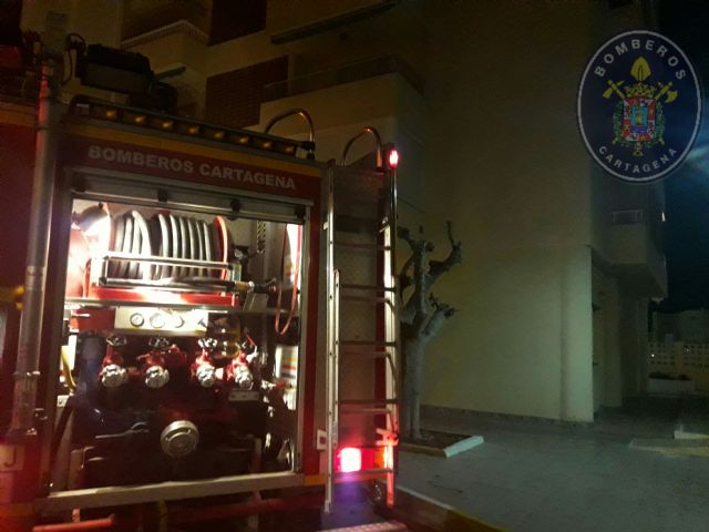 Bomberos de Cartagena extinguen un incendio en el edificio Geminis de La Manga - 1, Foto 1