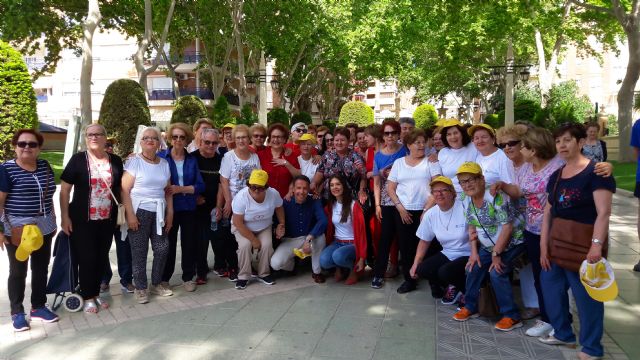 El Alcalde participa en la Master class de gerontogimnasia, realizada dentro de la III Muestra de Envejecimiento Activo,  a la que han asistido 250 mayores de todo el municipio - 1, Foto 1