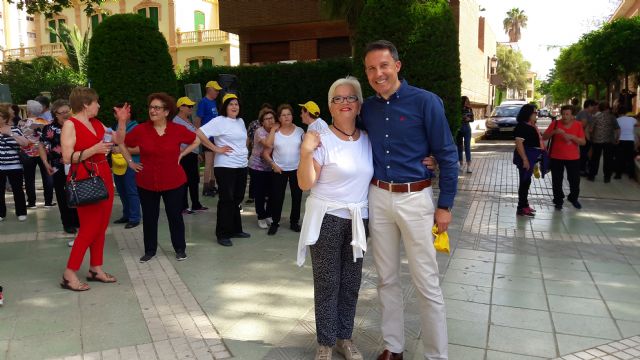 El Alcalde participa en la Master class de gerontogimnasia, realizada dentro de la III Muestra de Envejecimiento Activo,  a la que han asistido 250 mayores de todo el municipio - 2, Foto 2