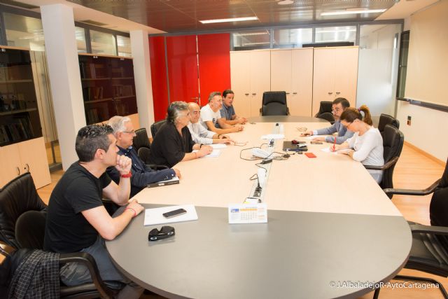 El alcalde y la vicealcaldesa escuchan las preocupaciones de los estibadores - 1, Foto 1