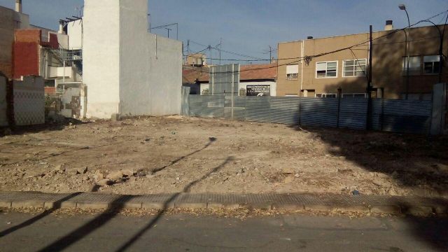 Limpian el inmundo solar frente al colegio el Molinico de la Alberca meses después de las peticiones de Ahora Murcia - 2, Foto 2