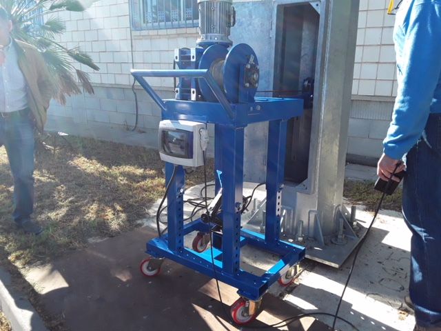 La Concejalía de Obras dota al servicio eléctrico de un nuevo sistema para intervenir en luminarias de gran altura gracias a la donación de una empresa murciana especializada - 2, Foto 2