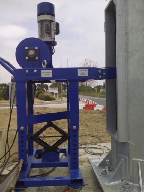 La Concejalía de Obras dota al servicio eléctrico de un nuevo sistema para intervenir en luminarias de gran altura gracias a la donación de una empresa murciana especializada - 4, Foto 4