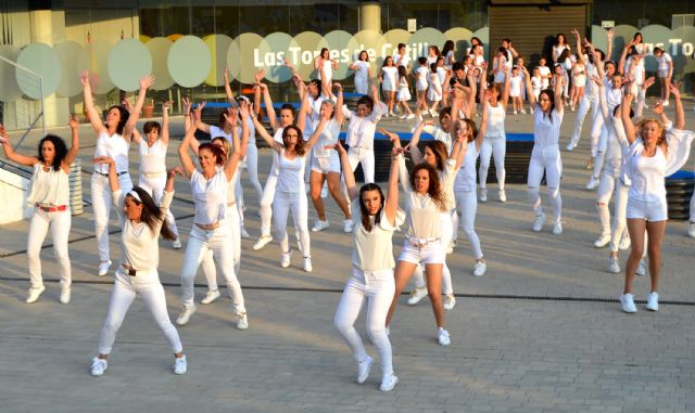 La academia de baile de Víctor Campos celebra su primer aniversario a ritmo de flashmob - 1, Foto 1