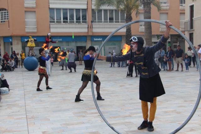 Sal de Compras llena el centro urbano de San Pedro del Pinatar de malabares, danza y zancudos - 1, Foto 1
