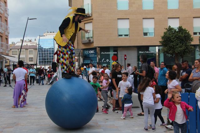 Sal de Compras llena el centro urbano de San Pedro del Pinatar de malabares, danza y zancudos - 2, Foto 2